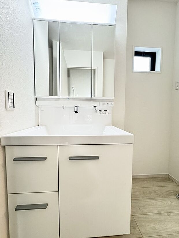 朝の身支度に便利なシャンプードレッサーはとっても便利です!シンク下の収納でアメニティ類のストックもバッチリ!