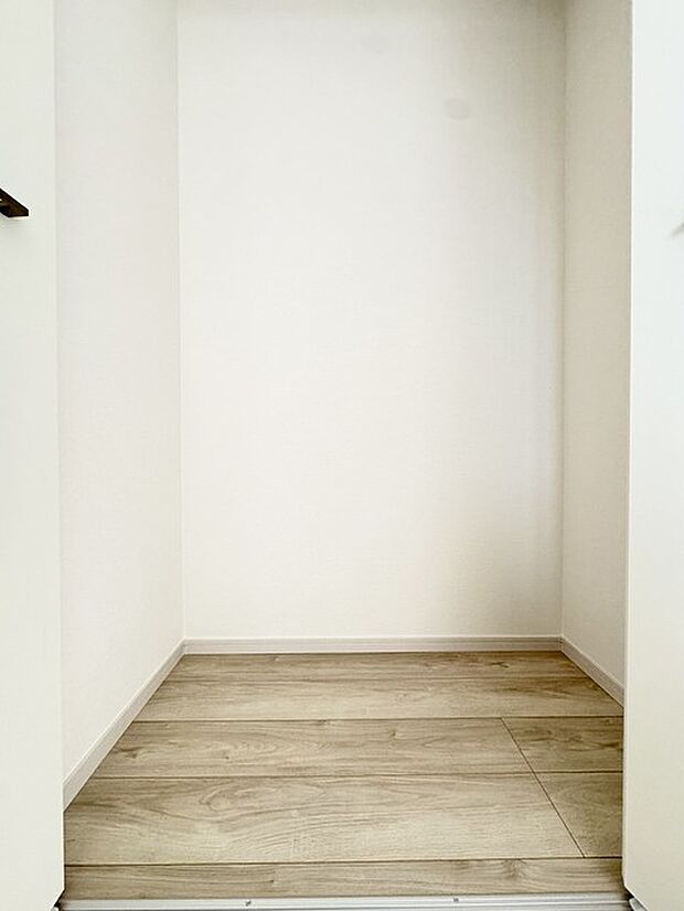 大型のクローゼットです! これだけの収納力があれば部屋もスッキリ保てますよ!