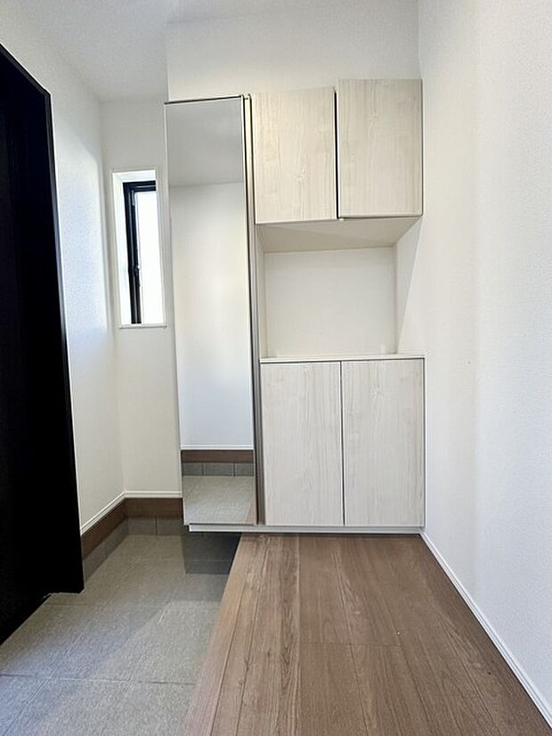 大型の下駄箱収納でお気に入りの靴もたっぷり収納できますね!