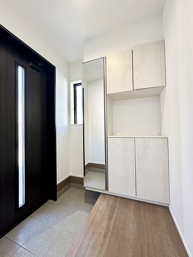 大型の下駄箱収納でお気に入りの靴もたっぷり収納できますね!