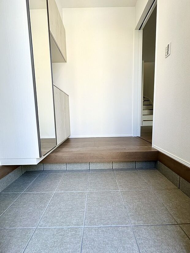 お家の顔である玄関ホール明るく、ゆとりのスペースに下足箱収納と傘立てがおけるスペースを確保!