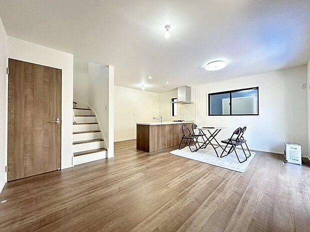 ご家族だんらんのスペースとなるリビング。家具の配置がしやすい広さを確保しています!