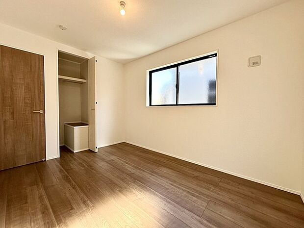 広すぎないスペース。 お子様のお部屋や書斎など、新居での生活の夢が膨らみますね!