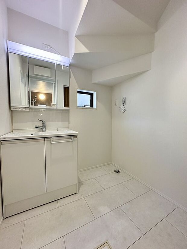 朝の身支度に便利なシャンプードレッサーはとっても便利です!シンク下の収納でアメニティ類のストックもバッチリ!