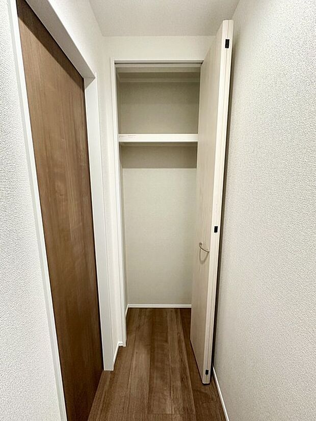 廊下にある収納スペースです。 荷物の収納はもちろん、お子様の遊び場や趣味のスペースとしても!