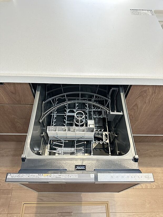 家事の時短に効果大の食洗器付き。高温でパワフルに洗い、温風乾燥します。手洗いよりも節水・節約が可能です。 一度使うと手放せないですよ!