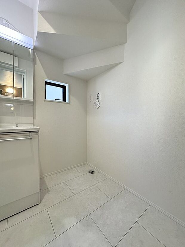 洗濯機置き場も広めのスペースを確保しております!是非、現地にてスペースを確認してみてください!