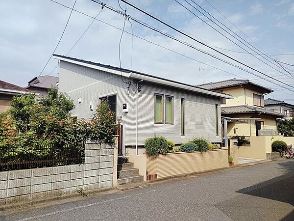 交通量の少ない前面道路です。