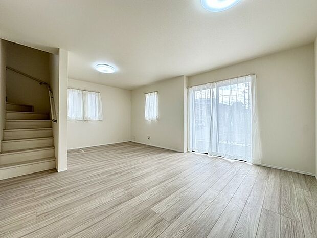 ご家族だんらんのスペースとなるリビング。家具の配置がしやすい広さを確保しています!