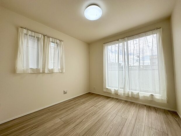 寝室は明るい空間となっています!子供部屋にも良さそうですね!