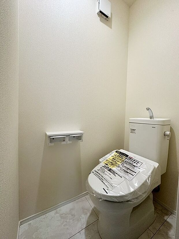 トイレは2か所ございますので、朝の込み合う時間帯も安心です! 来客時にも気兼ねなくご使用いただけます。