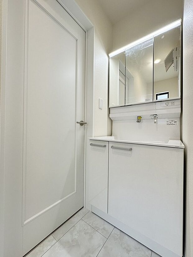 朝の身支度に便利なシャンプードレッサーはとっても便利です!シンク下の収納でアメニティ類のストックもバッチリ!