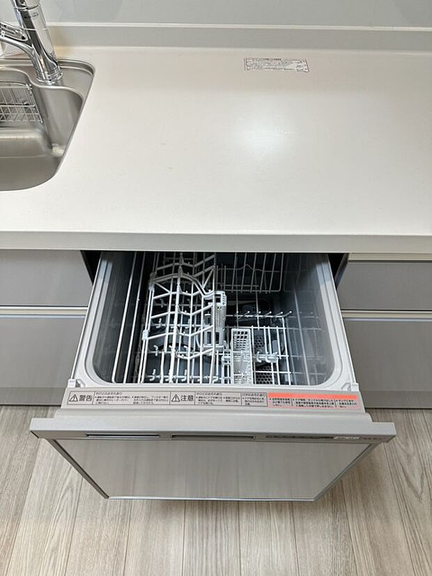 家事の時短に効果大の食洗器付き。高温でパワフルに洗い、温風乾燥します。手洗いよりも節水・節約が可能です。 一度使うと手放せないですよ!