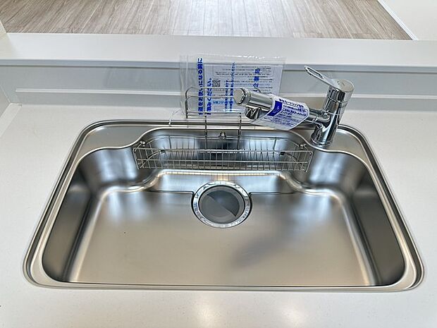 キッチンの水栓にワンタッチで切り替えられる浄水機能がついているのでわざわざ重いミネラルウォーターを買う必要がありません