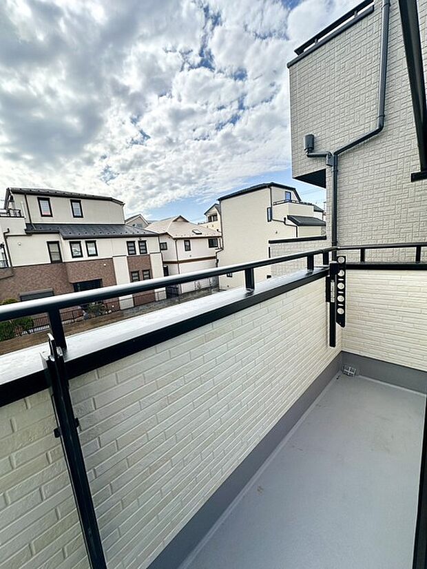 バルコニーは、ワイド仕様!洗濯物を干すのも作業がしやすいです!