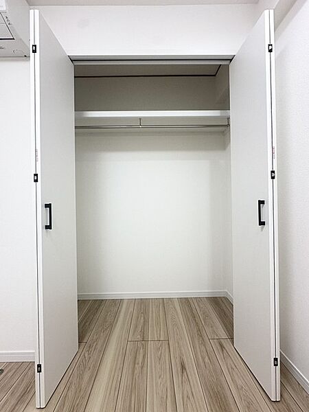 ゴルフバックや趣味の物など、まとめて収納できるのでお部屋を有効に使えますね！ たくさんのお洋服やバッグを見やすく・取り出しやすく、慌ただしい朝もコーディネートを決めやすくなります。