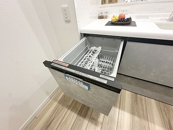 家事の時短に効果大の食洗器付き。高温でパワフルに洗い、温風乾燥します。手洗いよりも節水・節約が可能です。 一度使うと手放せないですよ！