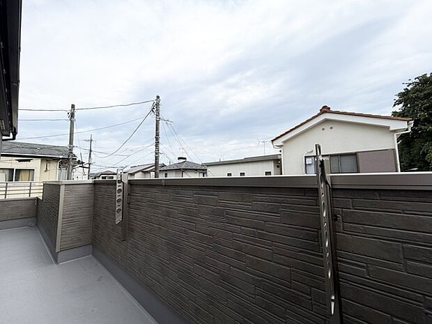 広々としたバルコニーがあり、たくさんの洗濯物を干すことができます! 日当たりが良く暖かいですよ~!