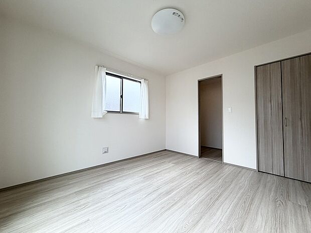 洋室は明るい空間となっています!子供部屋にも良さそうですね!