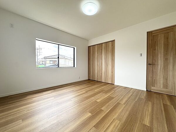 大容量の収納がある寝室。広々としたスペースでご家族の主寝室として、趣味のスペースなど多目的な用途に使用することができます！