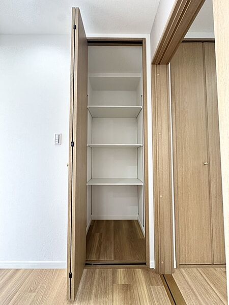 空間を有効的に活用することで、様々なサイズのアイテムをしまうことができ、モノで雑然としがちな玄関をスッキリとした状態に保てます。