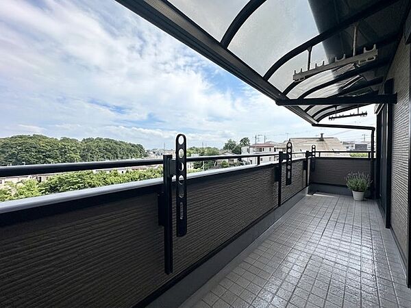 広々としたバルコニーがあり、たくさんの洗濯物を干すことができます！ 日当たりが良く暖かいですよ～！
