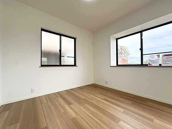 洋室は明るい空間となっています！子供部屋にも良さそうですね！