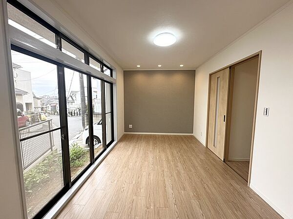 キッチンと統一感のある家具など設置し、お洒落な空間に！