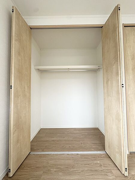 ゴルフバックや趣味の物など、まとめて収納できるのでお部屋を有効に使えますね！ たくさんのお洋服やバッグを見やすく・取り出しやすく、慌ただしい朝もコーディネートを決めやすくなります。