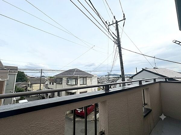 広々としたバルコニーがあり、たくさんの洗濯物を干すことができます！ 日当たりが良く暖かいですよ～！