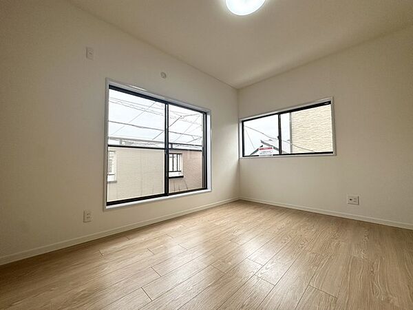 洋室は明るい空間となっています！子供部屋にも良さそうですね！
