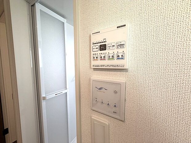 カビの発生も抑制出来ます!また暖房・涼風機能も付いているので冬はいつでも暖かく、夏は涼しく、雨の日でも洗濯物が乾くのも良いですよね!梅雨の時期など重宝します。