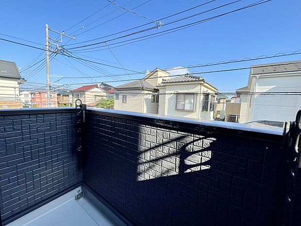 広々としたバルコニーがあり、たくさんの洗濯物を干すことができます! 日当たりが良く暖かいですよ~!