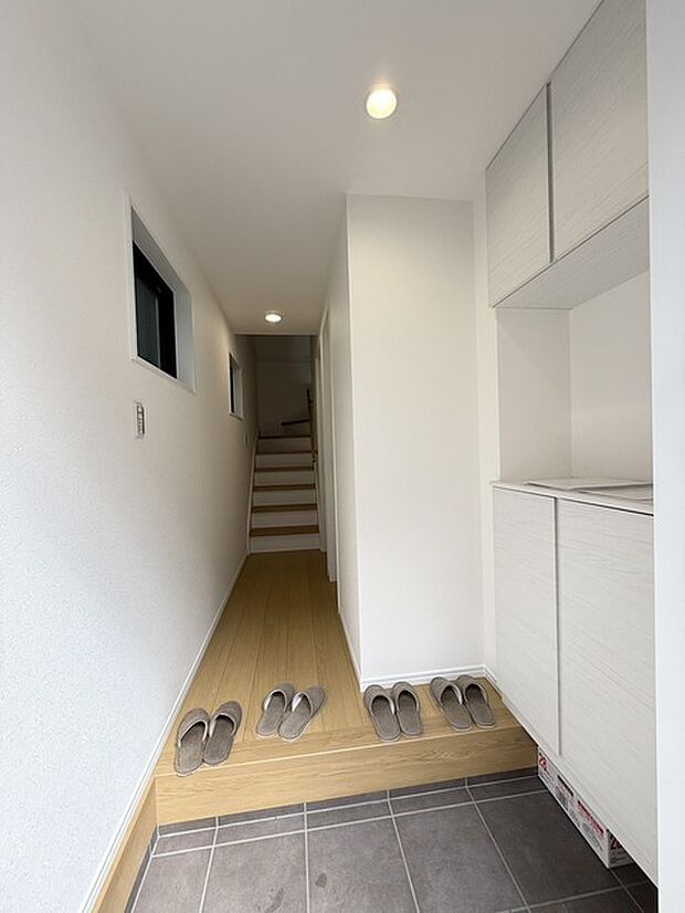 フルシーズンの靴を収納できるトールタイプの下足入を設置しました。玄関まわりをスッキリと演出する豊富な収納力です!