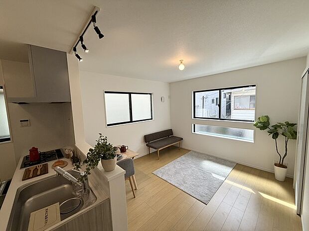 清潔感の溢れるクロスが明るい空間を創り出しているダイニング。 ここで楽しむ家族の時間が絆をより深めてくれそうです。 集いの場、憩いの場としての快適性を求めたやすらぎの空間です。