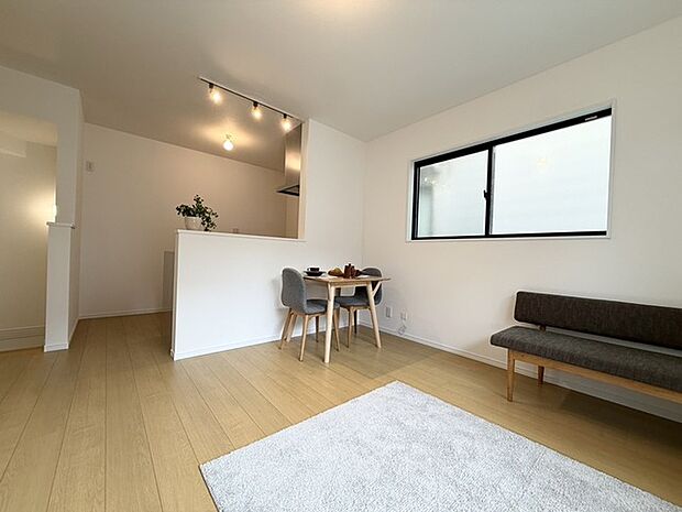 休日はお陽さまの光がたっぷり差し込むぽかぽかリビングで過ごしませんか?