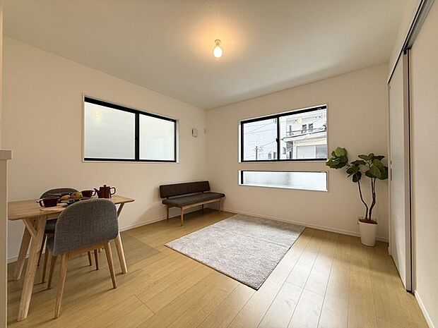 リビングダイニングスペースです。 ご家族の楽しい会話が聞こえてきますね!