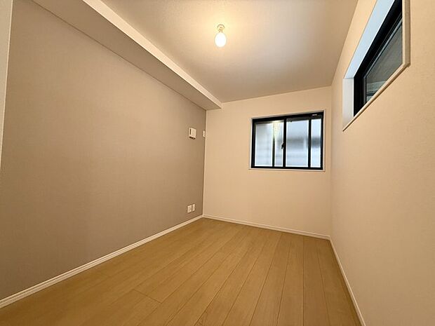 2面採光でとっても明るいお部屋です! 子供部屋としても良さそうです! お日様の光がサンサンと入るお部屋は気持ちがいいですね!