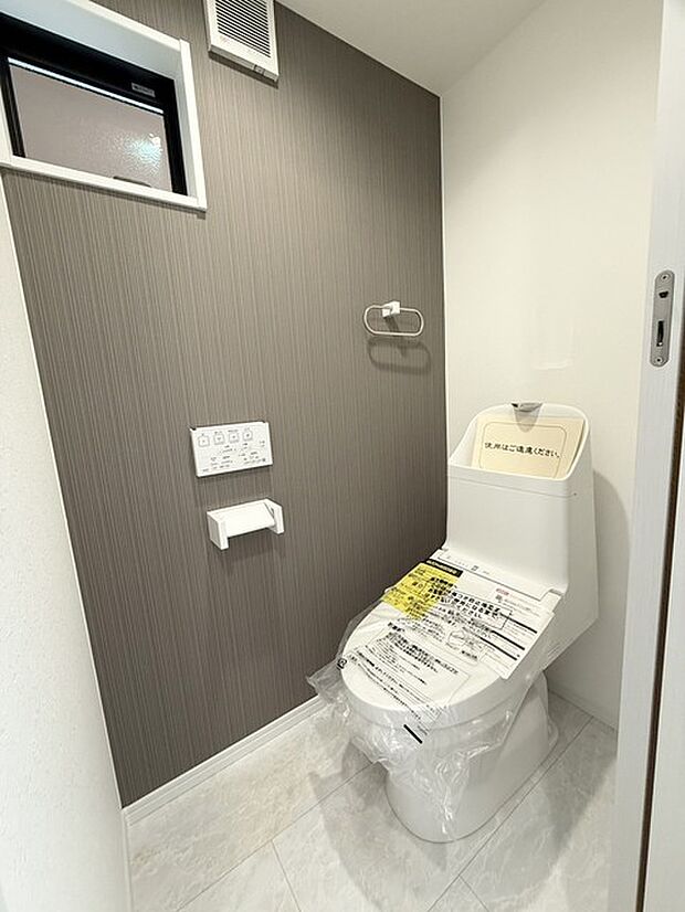 ウォシュレット付きです! 小窓もあるので換気も出来て採光もしっかり確保!