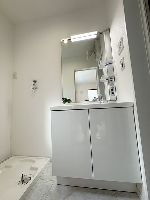 朝の身支度に便利なシャンプードレッサーはとっても便利です!シンク下の収納でアメニティ類のストックもバッチリ!