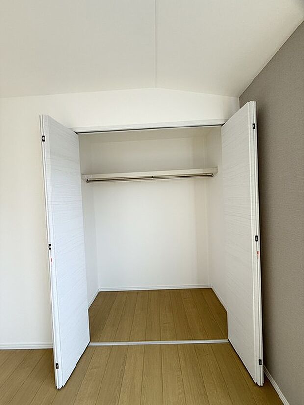 クローゼットも内にはハンガーパイプも設置されています! そのまま洋服を掛けられるので、洋服ダンスも必要なさそうですね!