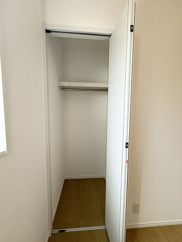 クローゼットも内にはハンガーパイプも設置されています! そのまま洋服を掛けられるので、洋服ダンスも必要なさそうですね!