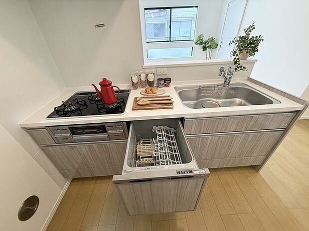 家事の時短に効果大の食洗器付き。高温でパワフルに洗い、温風乾燥します。手洗いよりも節水・節約が可能です。 一度使うと手放せないですよ!