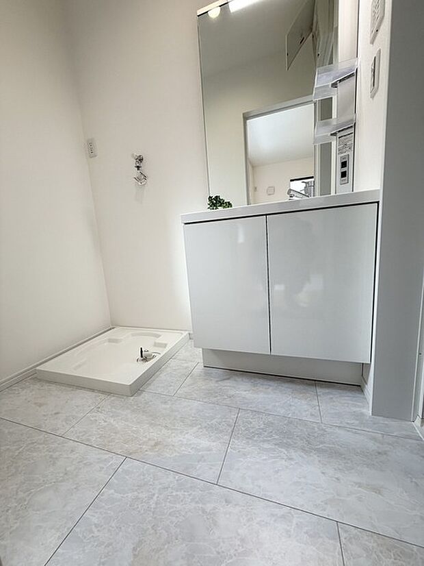 洗濯機置き場も広めのスペースを確保しております!是非、現地にてスペースを確認してみてください!