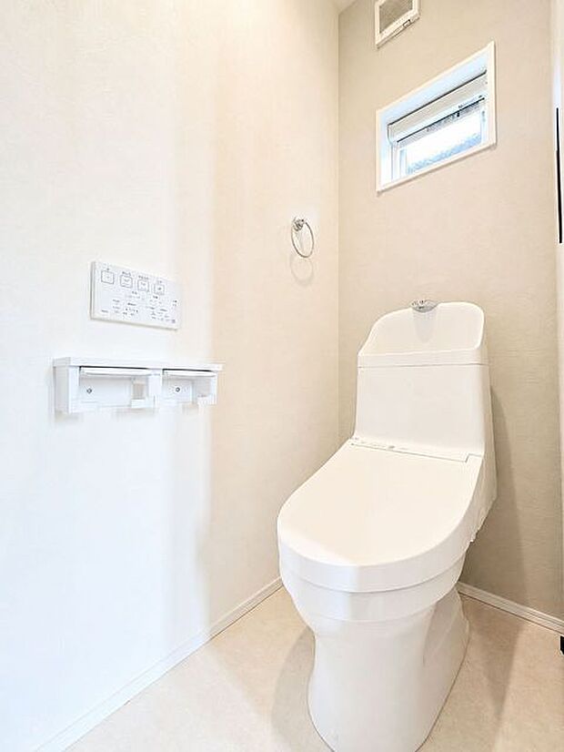 トイレは2か所ございますので、朝の込み合う時間帯も安心です! 来客時にも気兼ねなくご使用いただけます。
