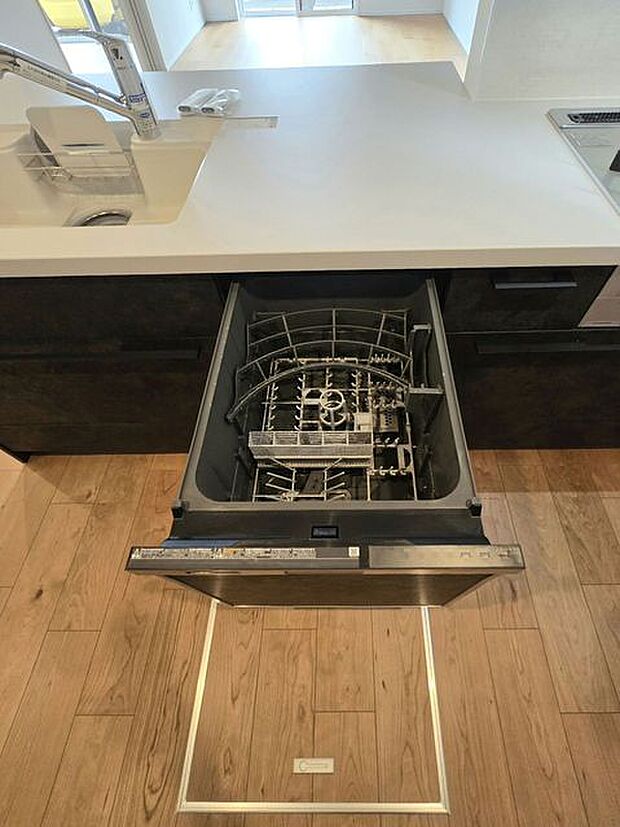 家事の時短に効果大の食洗器付き。高温でパワフルに洗い、温風乾燥します。手洗いよりも節水・節約が可能です。 一度使うと手放せないですよ!