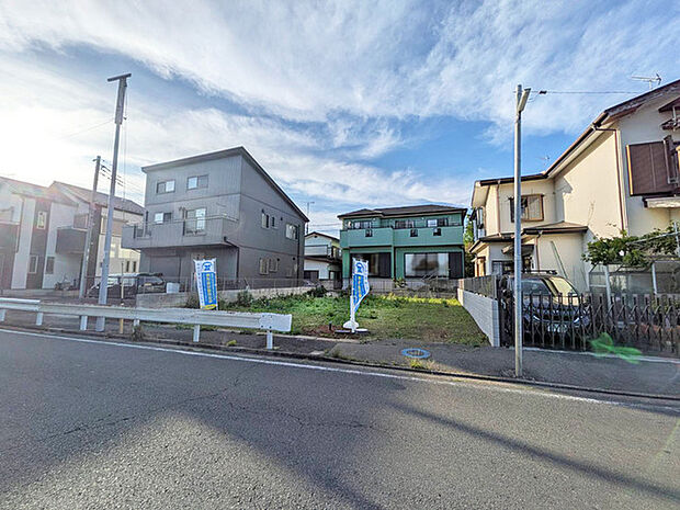 駐車が苦手な方にも嬉しい前面が広い道路に面した住まい。 お車の出し入れもしやすいですよ!