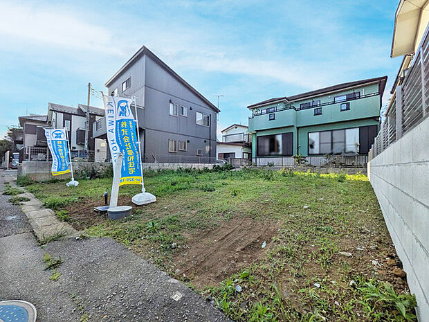 閑静な住宅街です!お子様と手を繋いで並んで歩けるくらい広い前面道路です!