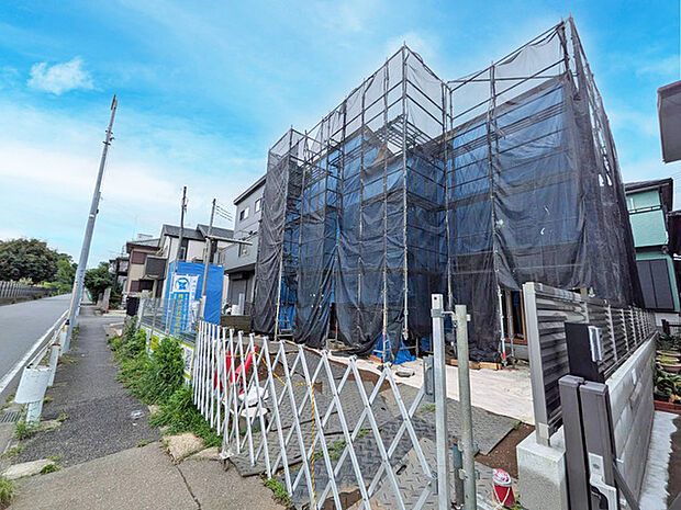 建築中の静かな街並みに溶け込む現場です。周辺環境にも恵まれ、日当たり良好なこの場所で新しい暮らしの形が少しずつ整えられていく様子を見守ることができる、期待の高まる住まいです