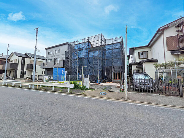 駐車が苦手な方にも嬉しい前面が広い道路に面した住まい。 お車の出し入れもしやすいですよ！ 